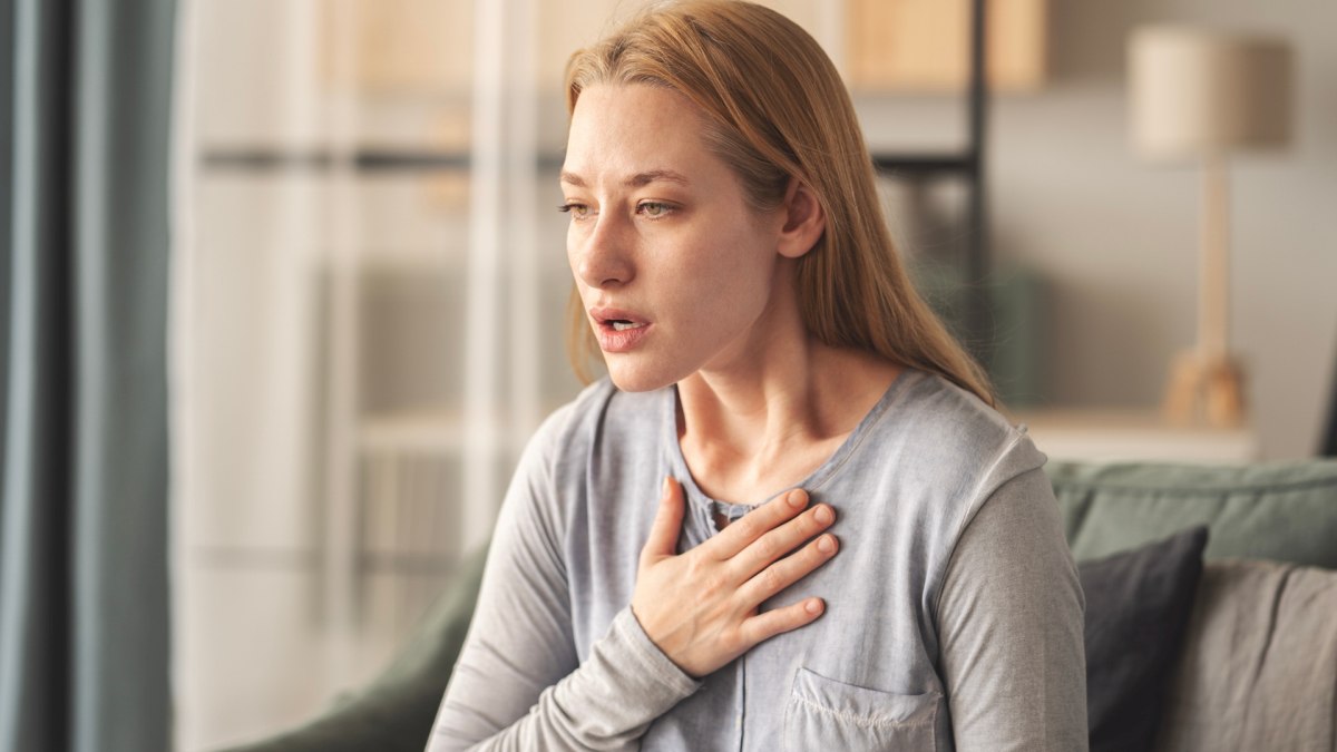 Ból klatki piersiowej ukazujący mogący mieć powiązania z chorobami serca i zatorami wpływającymi na krążenie - jak przebiega zatorowość płucna leczenie w przypadku blokady naczyń.