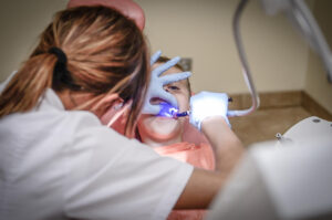 Dentysta Chorzów – kiedy implant zęba jest lepszym rozwiązaniem niż most protetyczny?